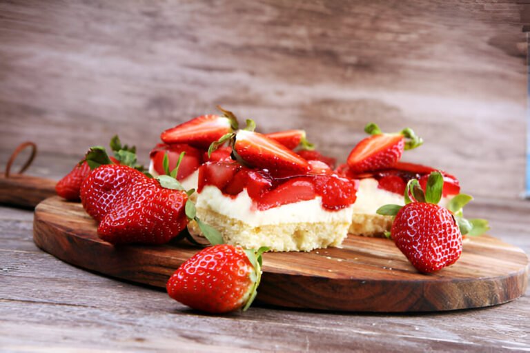The Best Strawberry Shortcake Recipe: Sweet, Fluffy & Buttery!